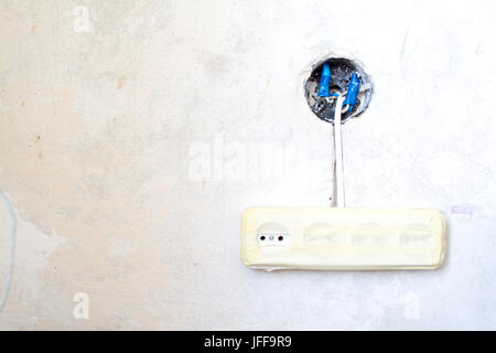 Installation von elektrischen Kontakten auf der weißen Wand. Stockfoto