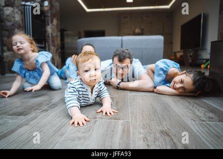 Kleiner Junge auf dem Boden Stockfoto