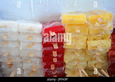 Gefrorene bunte Eisfrucht aromatisierte Eis-Eis-Eis mit Stöcken in gestapelt Kühler für Display Stockfoto