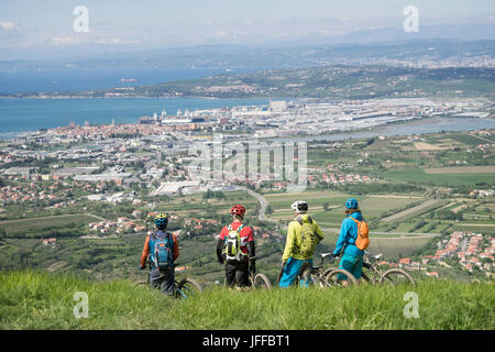 Mountainbiker, Blick auf Stadt und Meer vom Berg Stockfoto