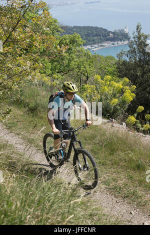 Reife Biker Reiten Fahrrad auf Trails durch unbefestigte Straße Stockfoto