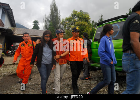 Indonesien. 30. Juni 2017. Ehefrau von Wolter Klaus, Touristen aus Deutschland, die im Sibayak Berg verloren war Durchführung primärer Identifikation. Wolter Klaus Cropse, um die Dua Warna Wasserfälle, Sibolangit gefunden. Bildnachweis: Tsabirin Manurung/Pacific Press/Alamy Live-Nachrichten Stockfoto