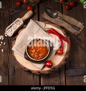 Bohnen mit pikanter Tomatensauce. Stockfoto