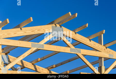 Ein neues Dach mit einem holzbinder Rahmen mit einem blauen Himmel Hintergrund aufbauen. Stockfoto
