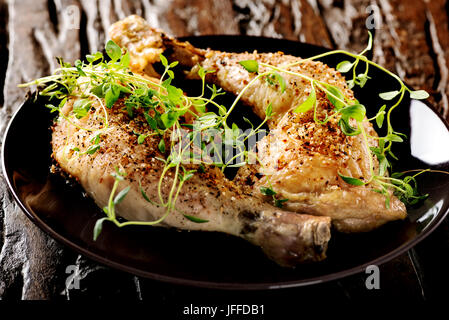 Würzige Hähnchenkeulen vom Grill mit Kräutern Stockfoto