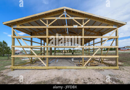 Garage Bau in der Vorstadt, usa. Parkett, Holz, Dachstuhl System. grau Wellblech Fassadenplatte auf dem Dach Stockfoto