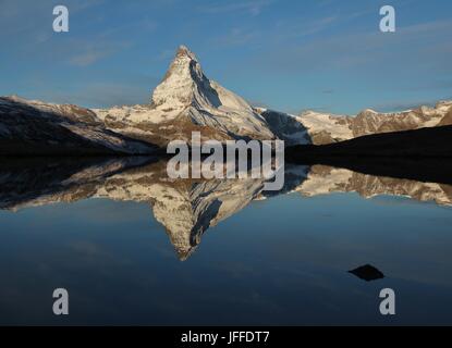 Matterhorn Spiegelung im See Stellisee Stockfoto