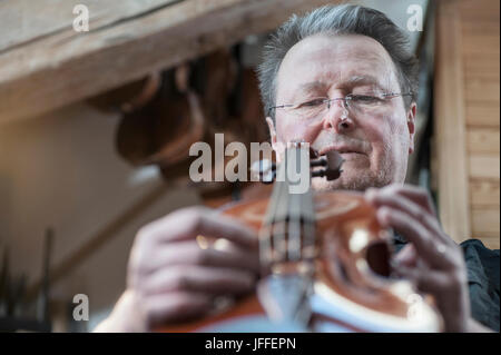 Untersuchungsrichter Violine Handwerker am workshop Stockfoto