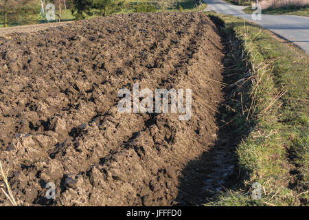 Frisch gepflügten Feldes in Deutschland. Stockfoto