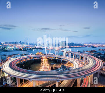 Shanghai Nanpu-Brücke bei Einbruch der Dunkelheit Stockfoto