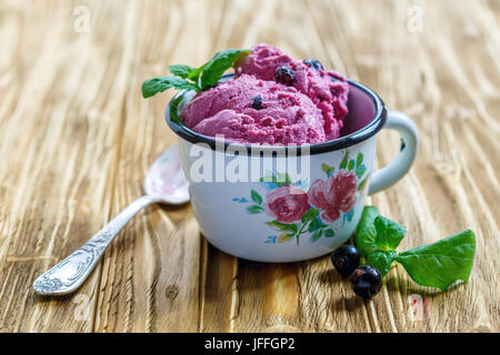 Berry Eis und Minze in Emaille Tasse. Stockfoto