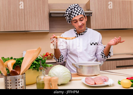 Jungkoch in der Küche Stockfoto