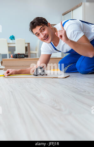 Handwerker verlegen Laminat zu Hause Stockfoto