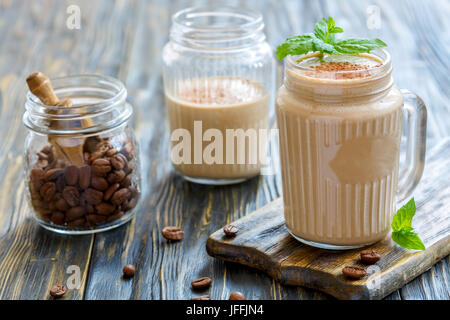 Kaffee Smoothie mit Bananen und Joghurt im Glas mug. Stockfoto