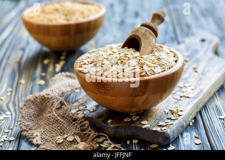 Hölzerne Kugel in einer Schüssel mit Oat flaks. Stockfoto