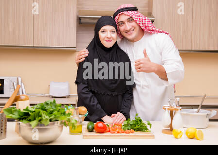 Junge arabische Familie in der Küche Stockfoto