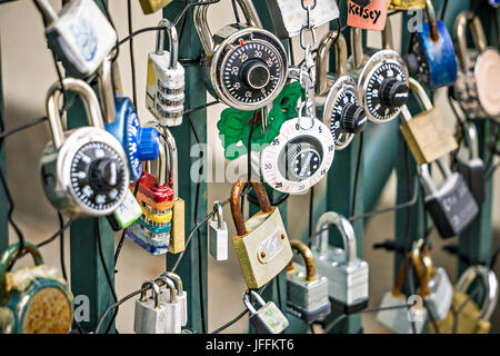 Bündel von Sperren auf chainlink fence Stockfoto