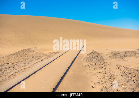 Bahngleise nach Sandsturm, Namibia Stockfoto