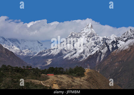 Berg Ama Dablam aus Khumjung gesehen Stockfoto