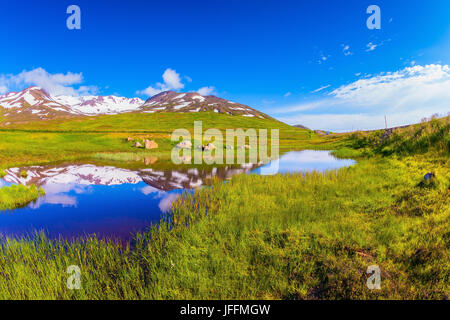 Blue Lake spiegelt die verschneiten Hügeln Stockfoto