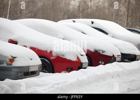 Parkplatz row Autos mit Schnee bedeckt Stockfoto