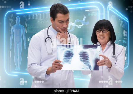 Zwei Ärzte Blick auf Röntgenbild Stockfoto