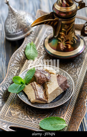 Bronze Fach mit tahini Halva und Krug. Stockfoto