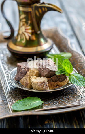 Mit tahini Halva mit Schokolade und kanne Platte. Stockfoto