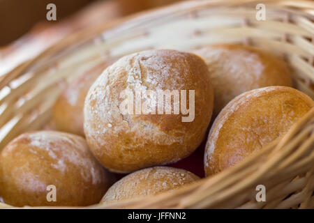 In der Nähe von Korb mit Brötchen gefüllt Stockfoto