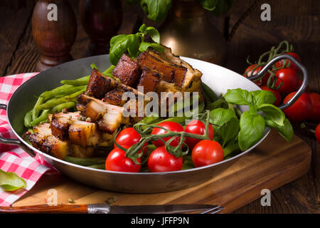 Knusprig Braten vom Grill Stockfoto