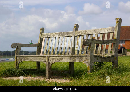 Verwitterte öffentlichen Platz brauchen Wartung mit Blick auf den Hafen in dem Dorf Bosham in West Sussex im Süden Englands Stockfoto