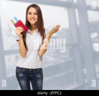 Junge Frau in Flughafen reisen Stockfoto