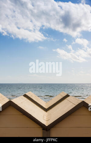 Follonica Strand und Baden Hütten vor Tyrrhenische Meer, Italien Stockfoto