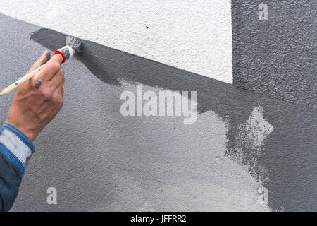 Maler mit Farbrolle in der hand Stockfoto