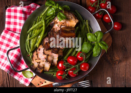 Knusprig Braten vom Grill Stockfoto