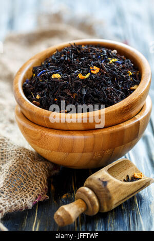 Schalen von schwarzem Tee mit Bergamotte und Schaufel. Stockfoto