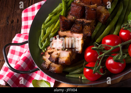 Knusprig Braten vom Grill Stockfoto