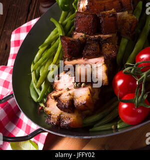 Knusprig Braten vom Grill Stockfoto