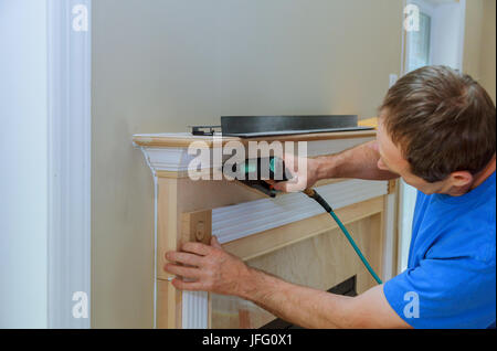 Nicht erkennbare Handwerker angenagelt Moulding Akzente im neuen Haus Stockfoto