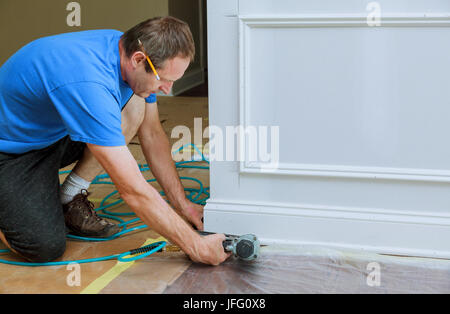 Nicht erkennbare Handwerker angenagelt Bild Moulding Wand im neuen Haus Stockfoto