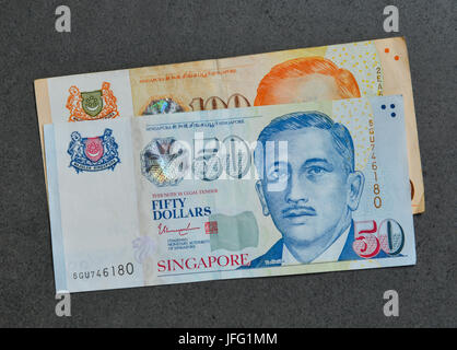 Singapur-Banknoten-Dollar (50-100 EUR). Ab 2016, der Singapur-Dollar ist der zwölfte am meisten gehandelte Währung in der Welt von Wert. Stockfoto