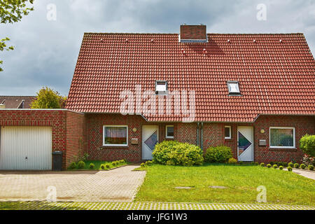 Haus mit Garage Stockfoto