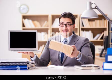 Unternehmer erhalten Pakets im Büro Stockfoto