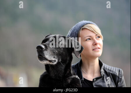 Junge Frau mit mongrel Hund Stockfoto