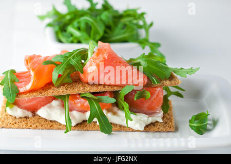 Geräucherter Lachs Häppchen mit Frischkäse Stockfoto