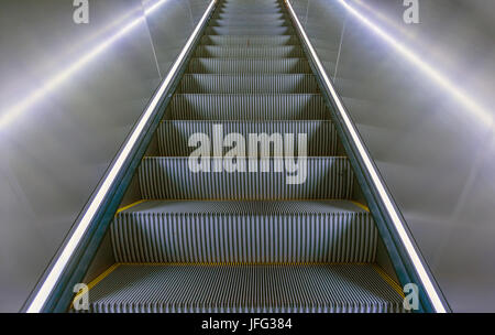 Rolltreppe in u-Bahn Nähe Stockfoto