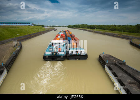 Container Schiff auf dem Fluss Stockfoto