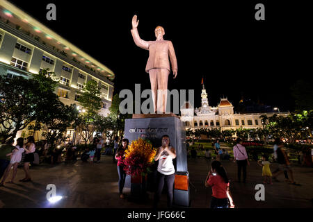 Statue des kommunistischen Führer Ho Chi Minh vor dem Rathaus Gebäude, Ho Chi Minh City, Vietnam, Asien Stockfoto