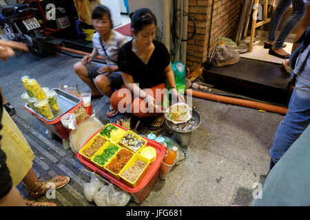 Frau kochen Essen in Vietnam, Südostasien Stockfoto