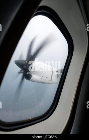 Fenster mit Blick auf einen Motor propeller Flugzeug von im Flugzeug gesehen Stockfoto